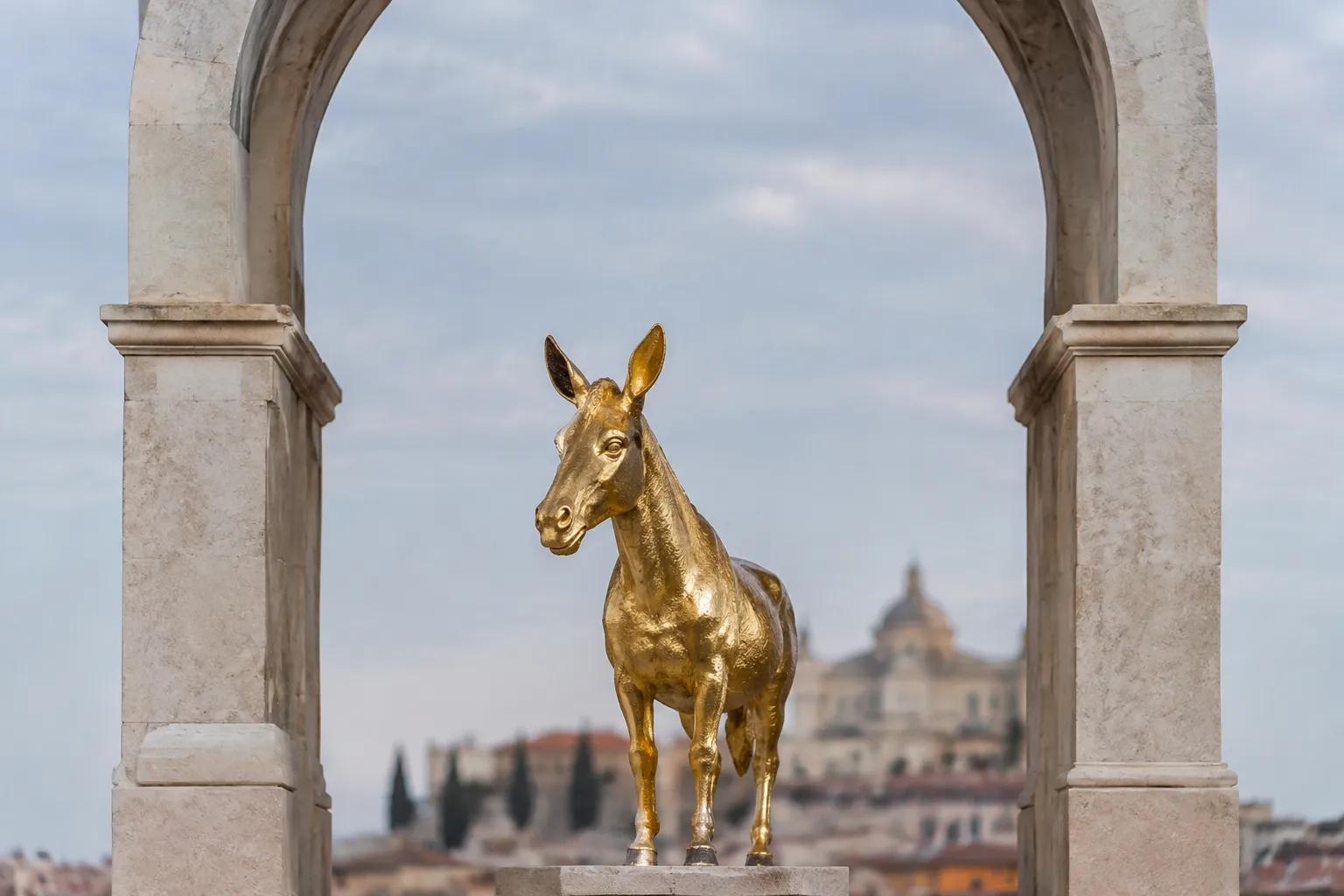 Scultura di asinello d'oro sotto l'Arco di Giano: il nuovo progetto di Abramovic e Fendi